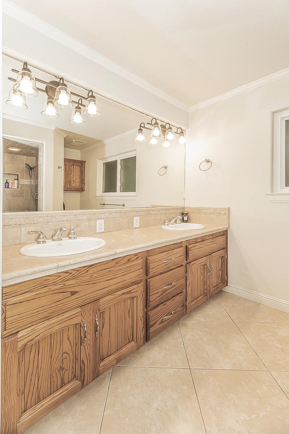 286 E Everglade Ave, Fresno, CA 93720