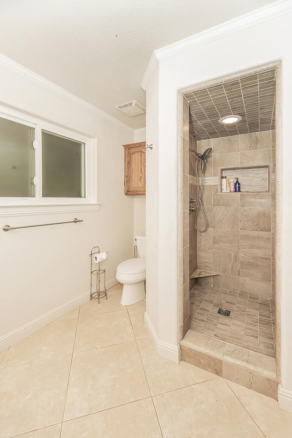 286 E Everglade Ave, Fresno, CA 93720