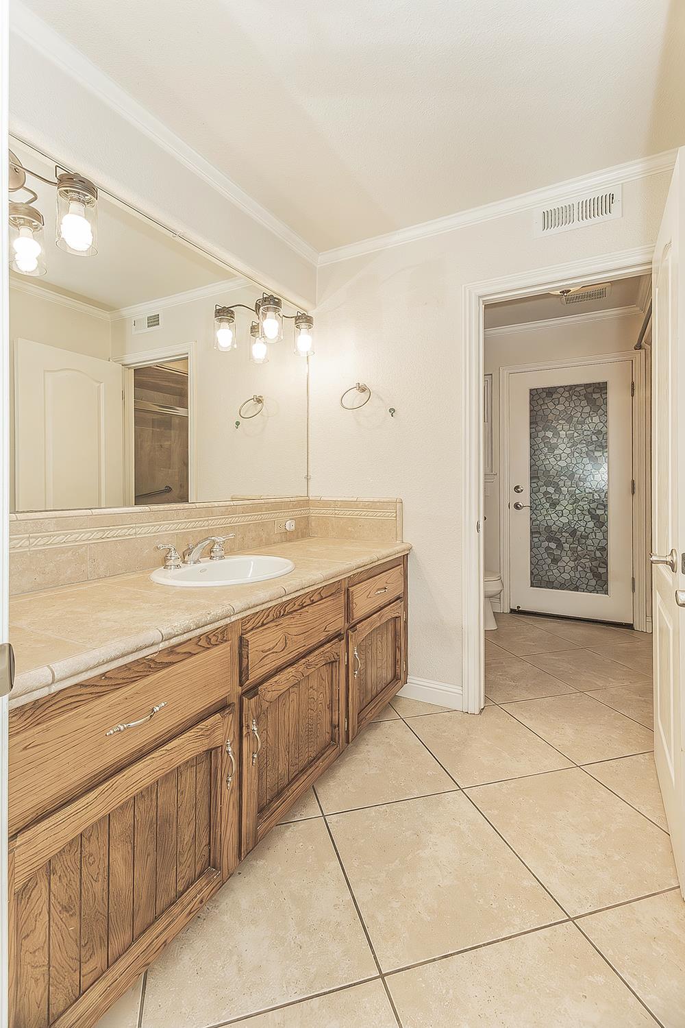 286 E Everglade Ave, Fresno, CA 93720