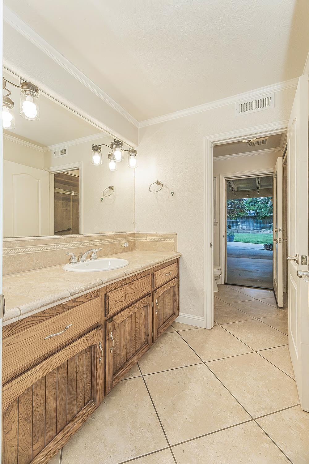 286 E Everglade Ave, Fresno, CA 93720