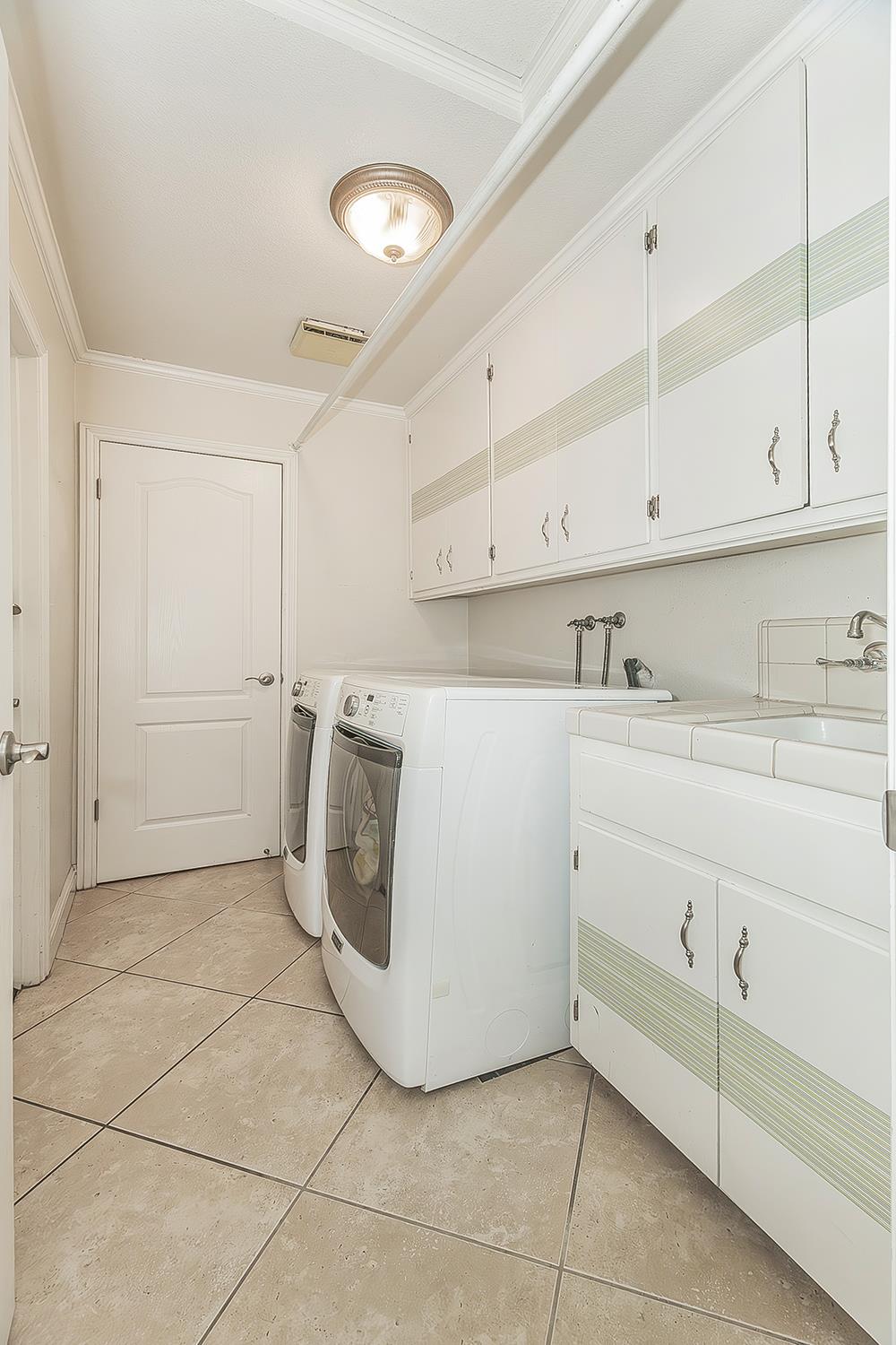 286 E Everglade Ave, Fresno, CA 93720