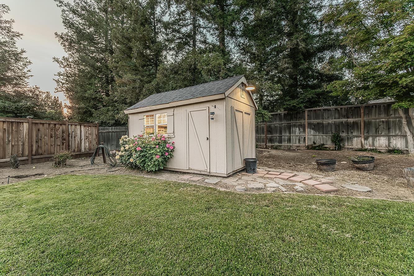 286 E Everglade Ave, Fresno, CA 93720