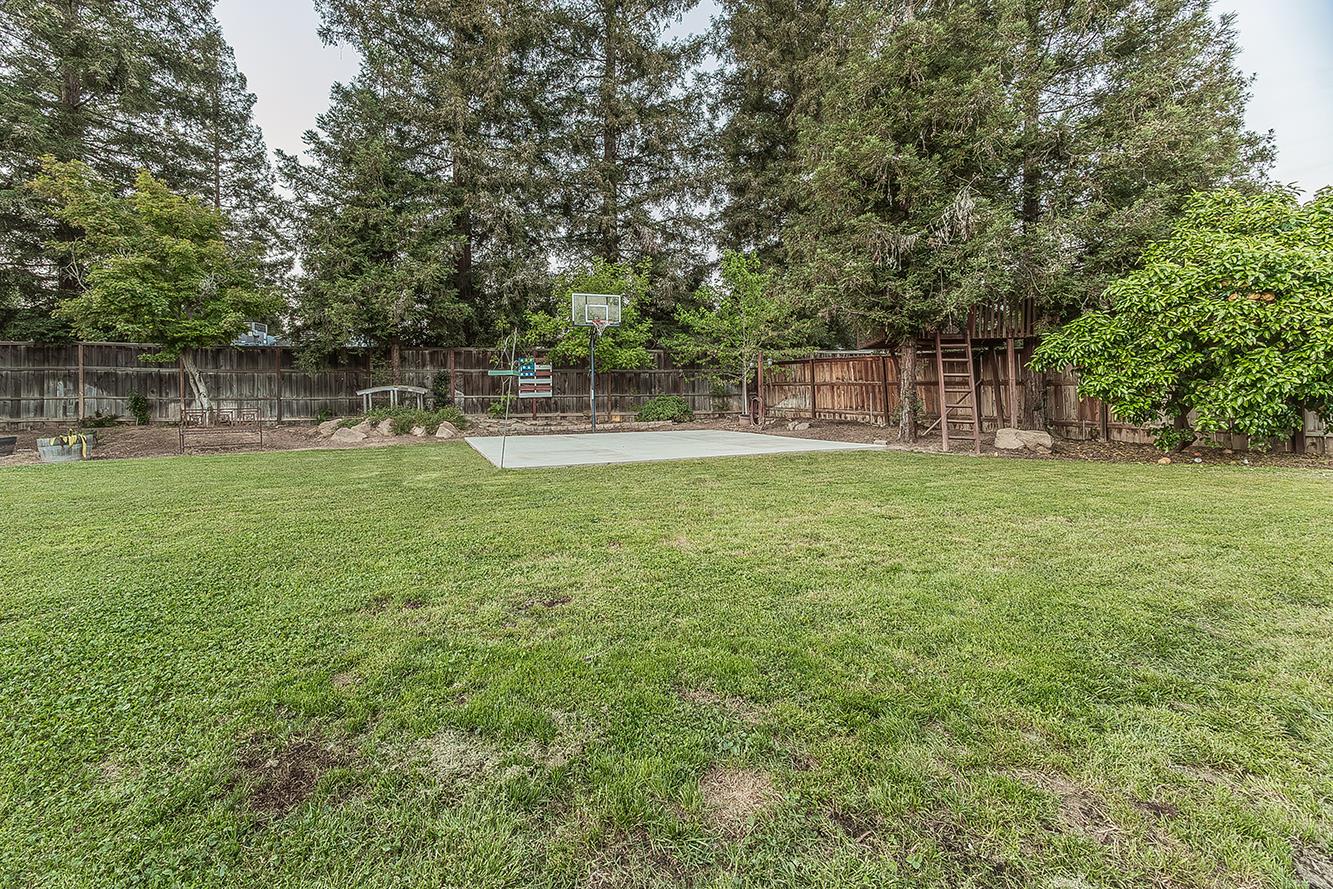 286 E Everglade Ave, Fresno, CA 93720