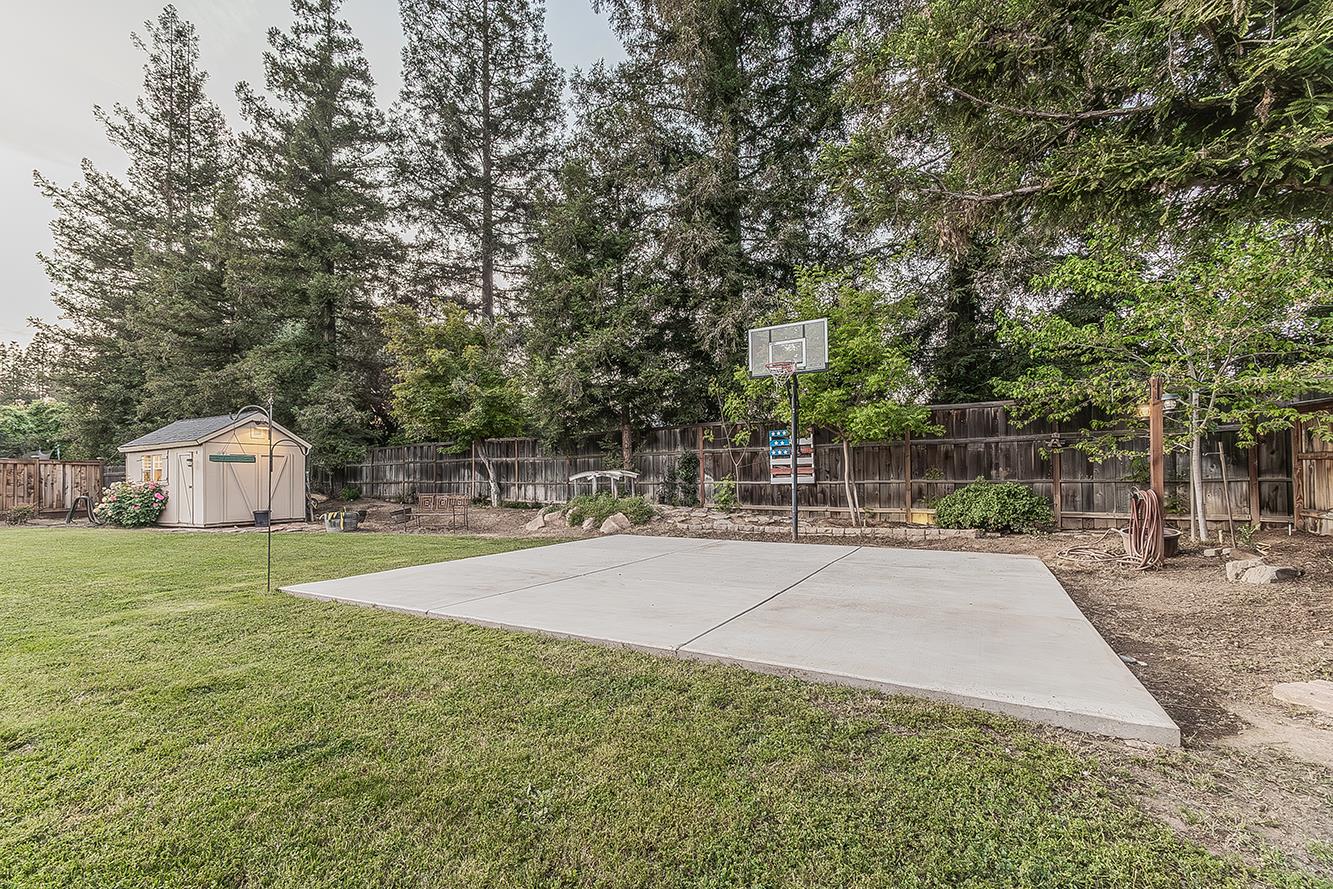 286 E Everglade Ave, Fresno, CA 93720