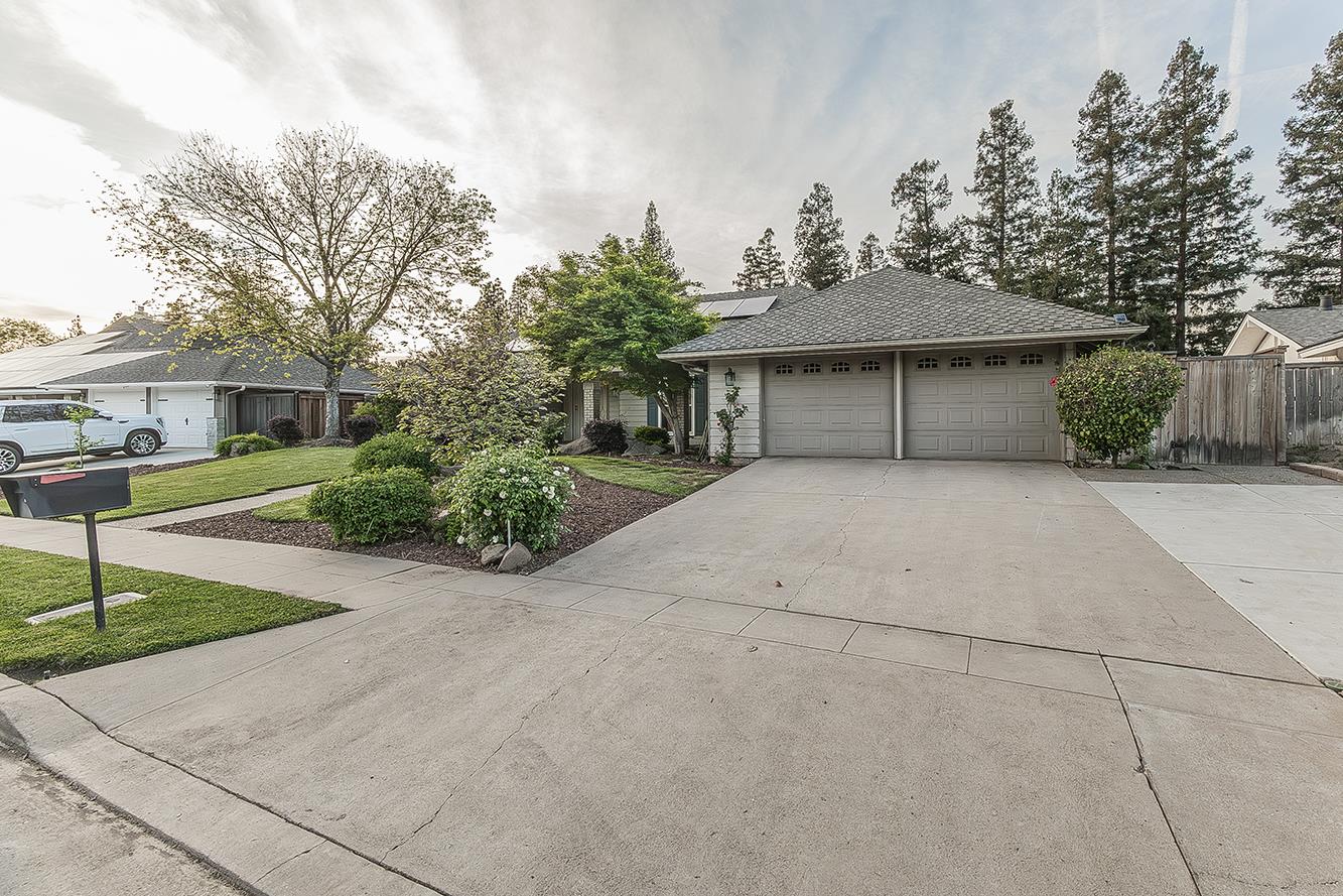 286 E Everglade Ave, Fresno, CA 93720