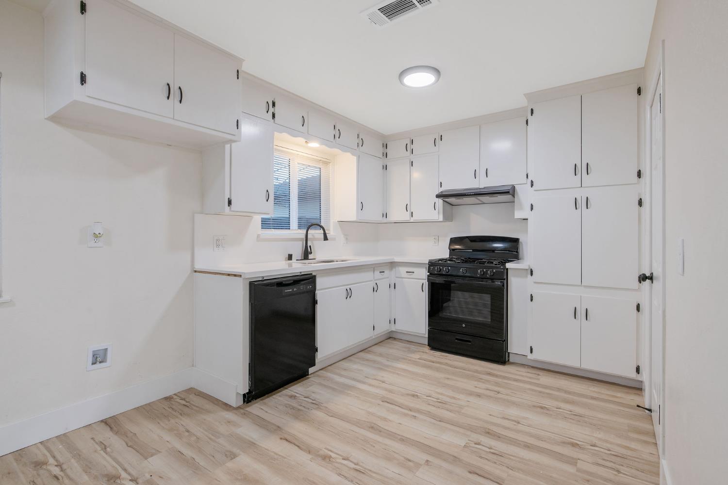 697 E Scott Ave, Fresno, CA 93710