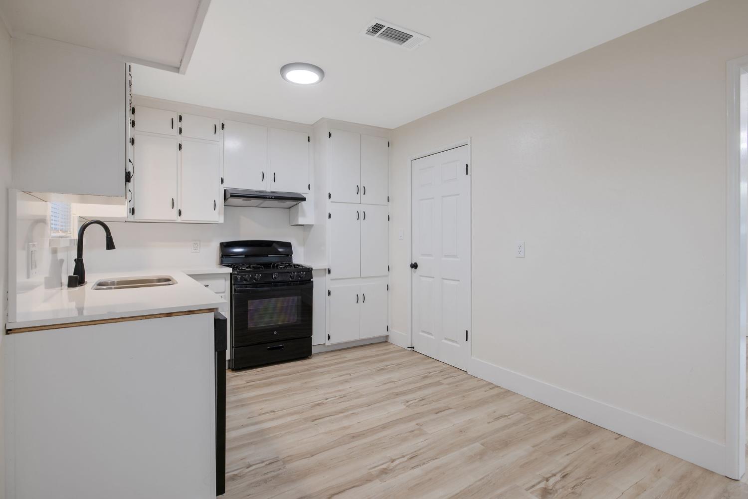 697 E Scott Ave, Fresno, CA 93710