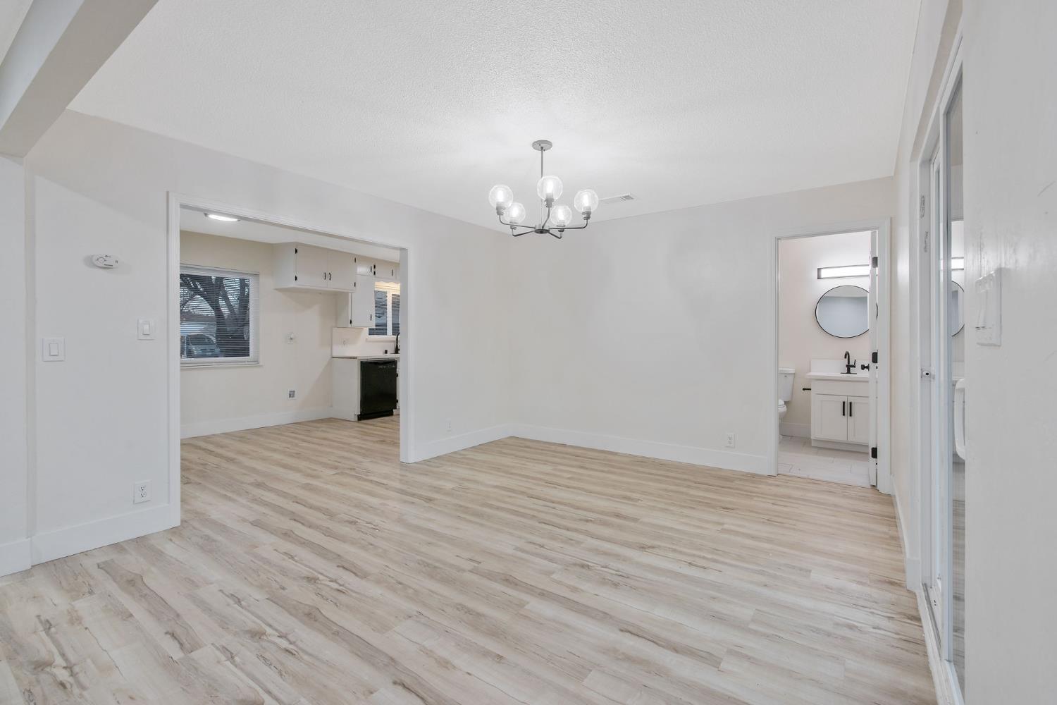 697 E Scott Ave, Fresno, CA 93710