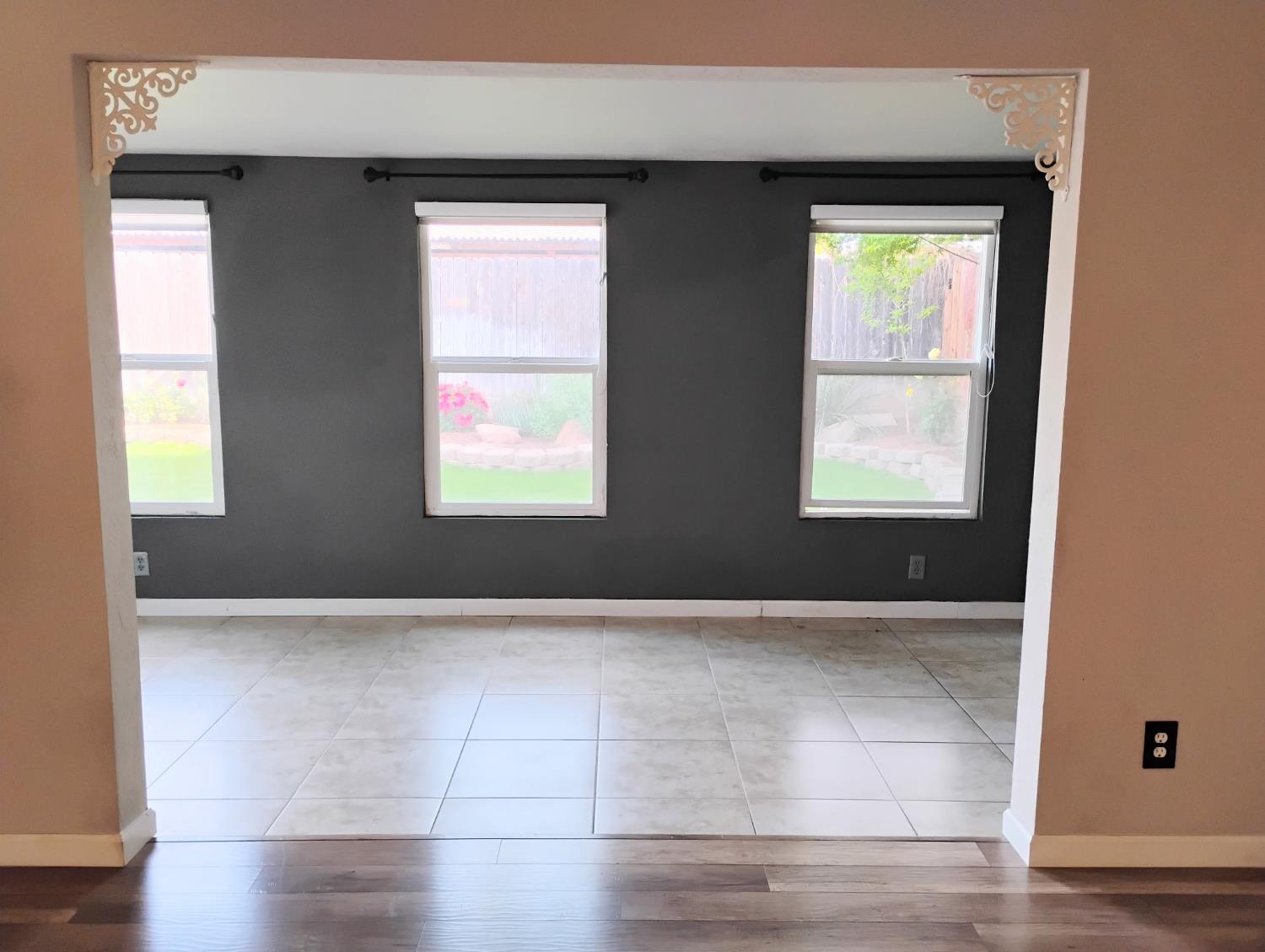 976 E Minarets Ave, Fresno, CA 93720