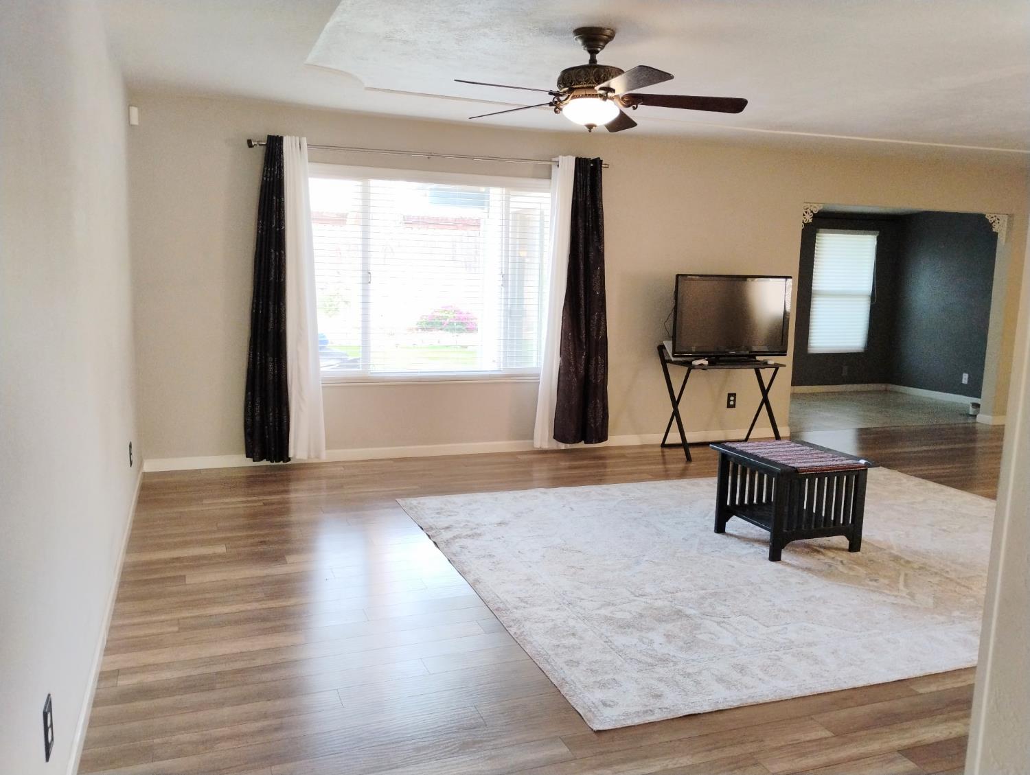 976 E Minarets Ave, Fresno, CA 93720