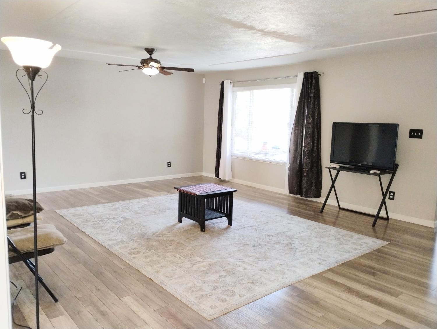 976 E Minarets Ave, Fresno, CA 93720