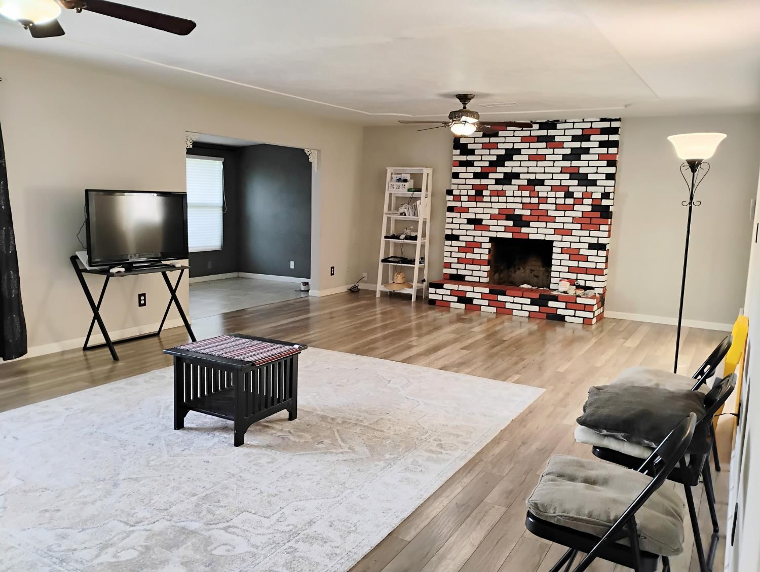 976 E Minarets Ave, Fresno, CA 93720