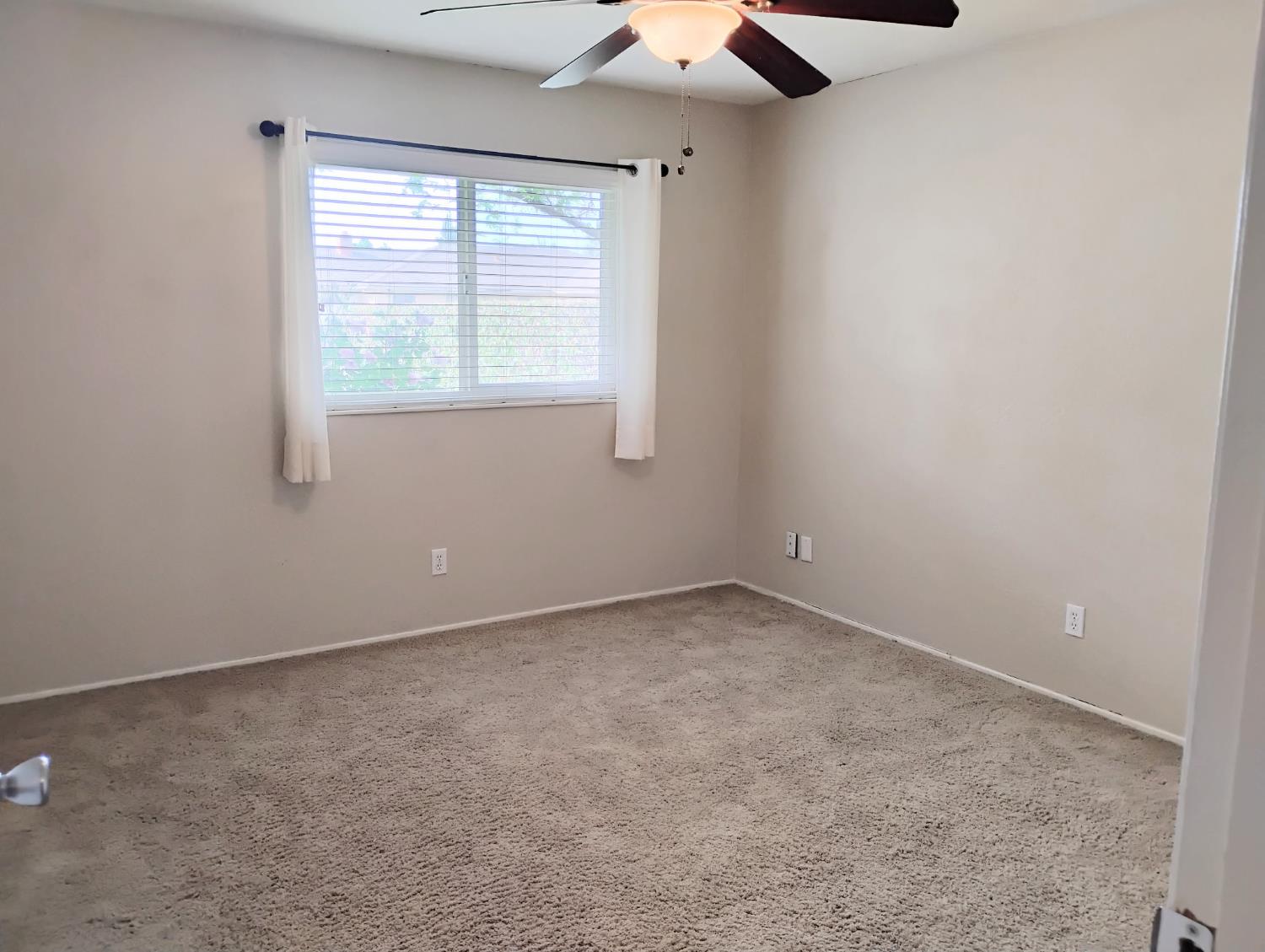 976 E Minarets Ave, Fresno, CA 93720