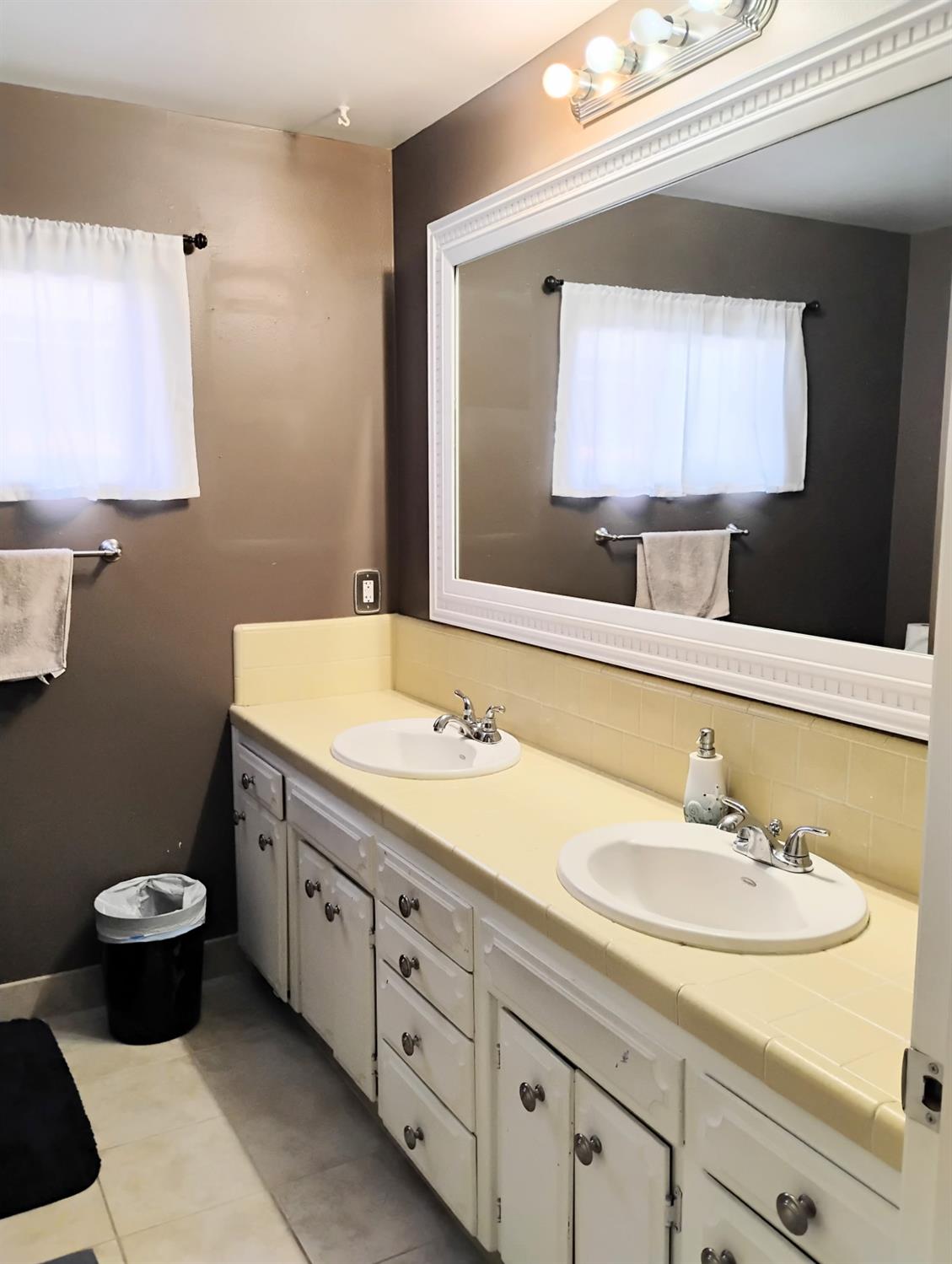 976 E Minarets Ave, Fresno, CA 93720