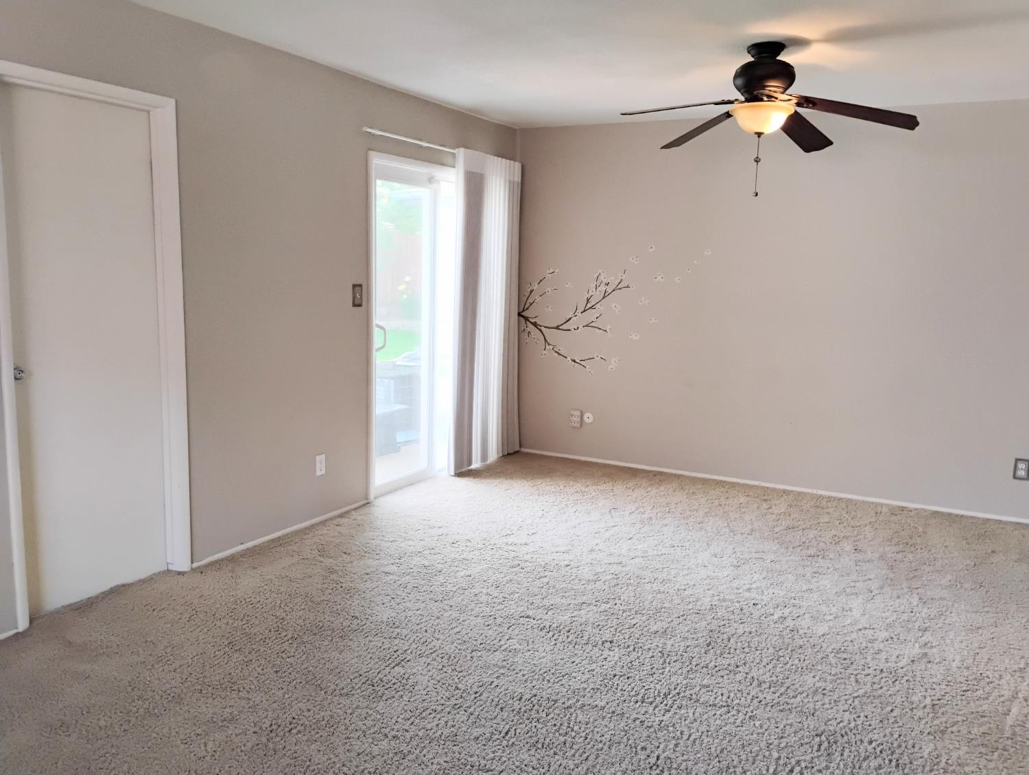 976 E Minarets Ave, Fresno, CA 93720