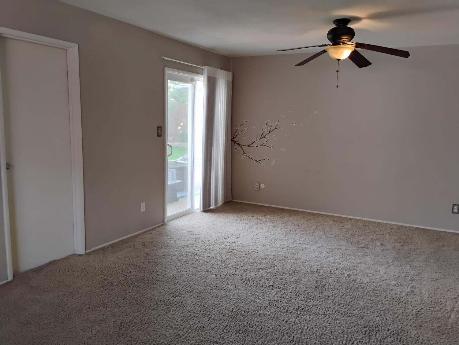 976 E Minarets Ave, Fresno, CA 93720