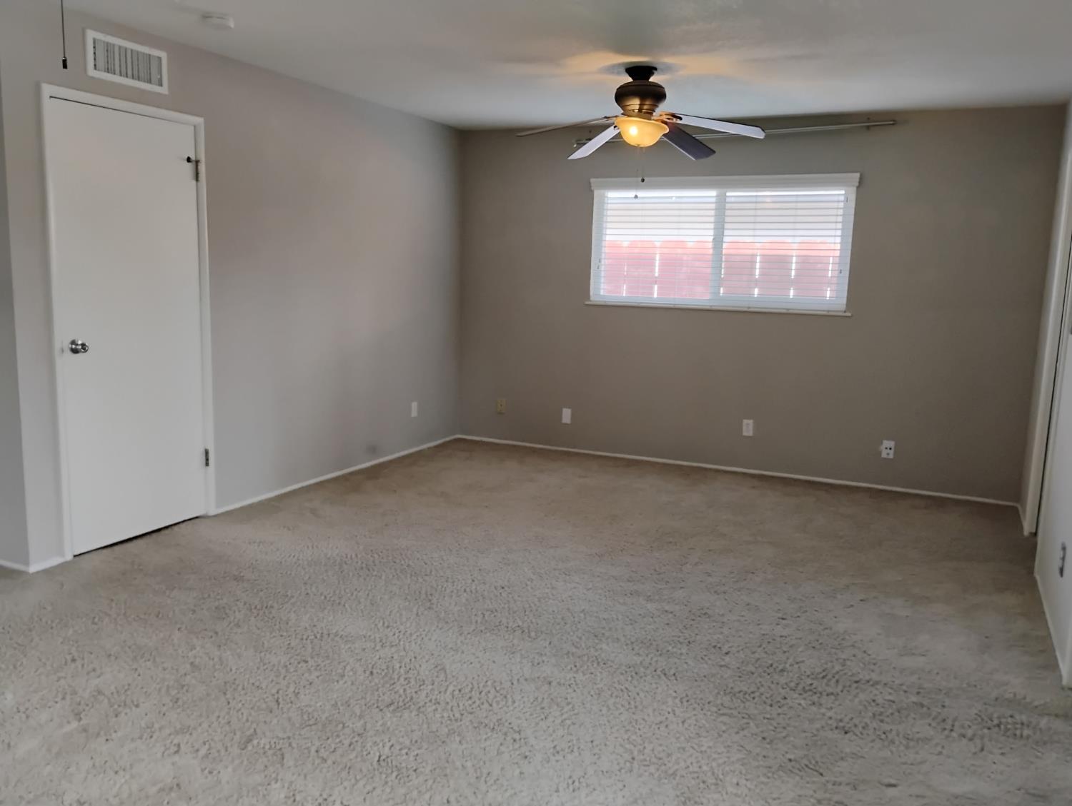 976 E Minarets Ave, Fresno, CA 93720