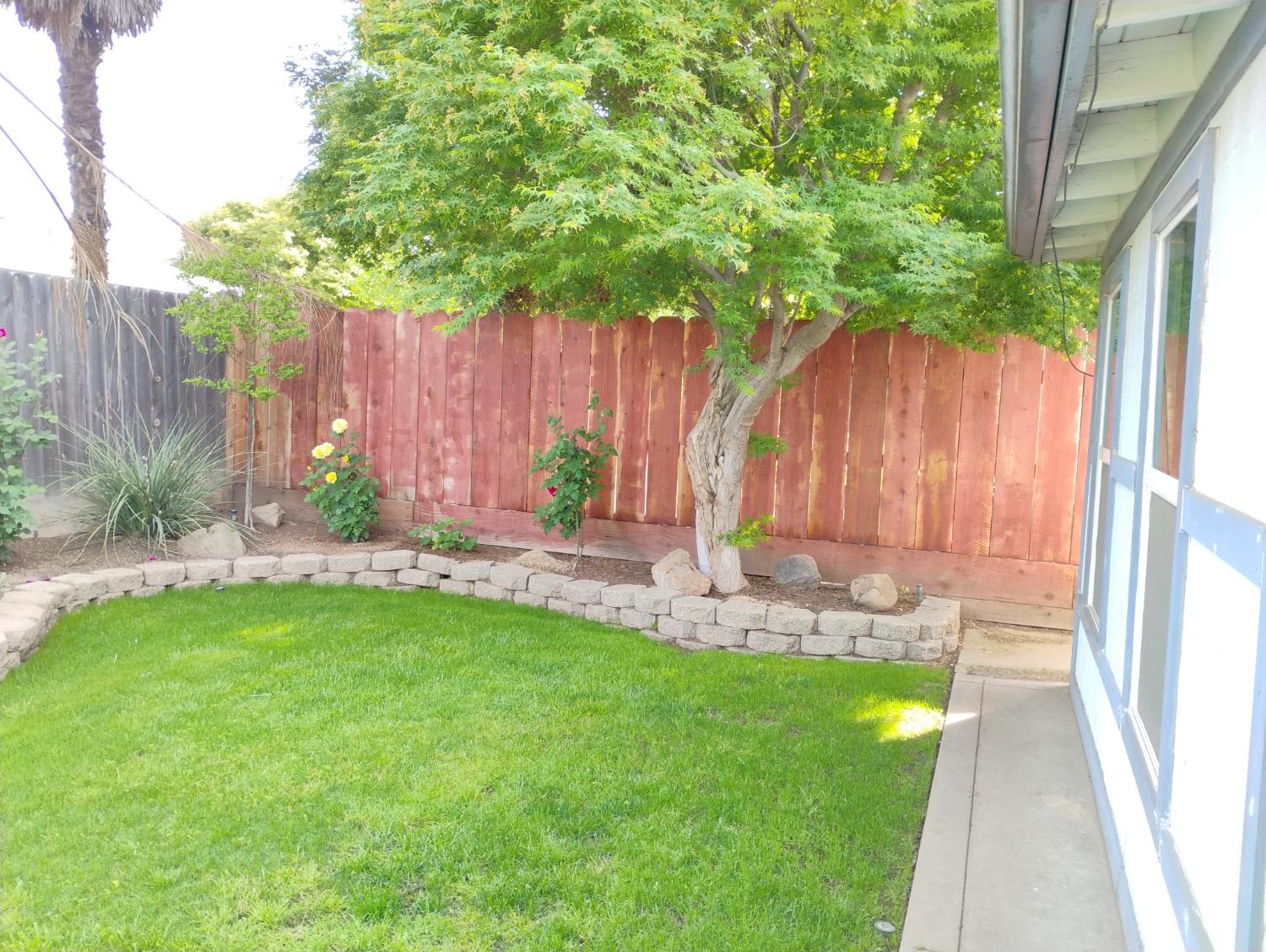 976 E Minarets Ave, Fresno, CA 93720