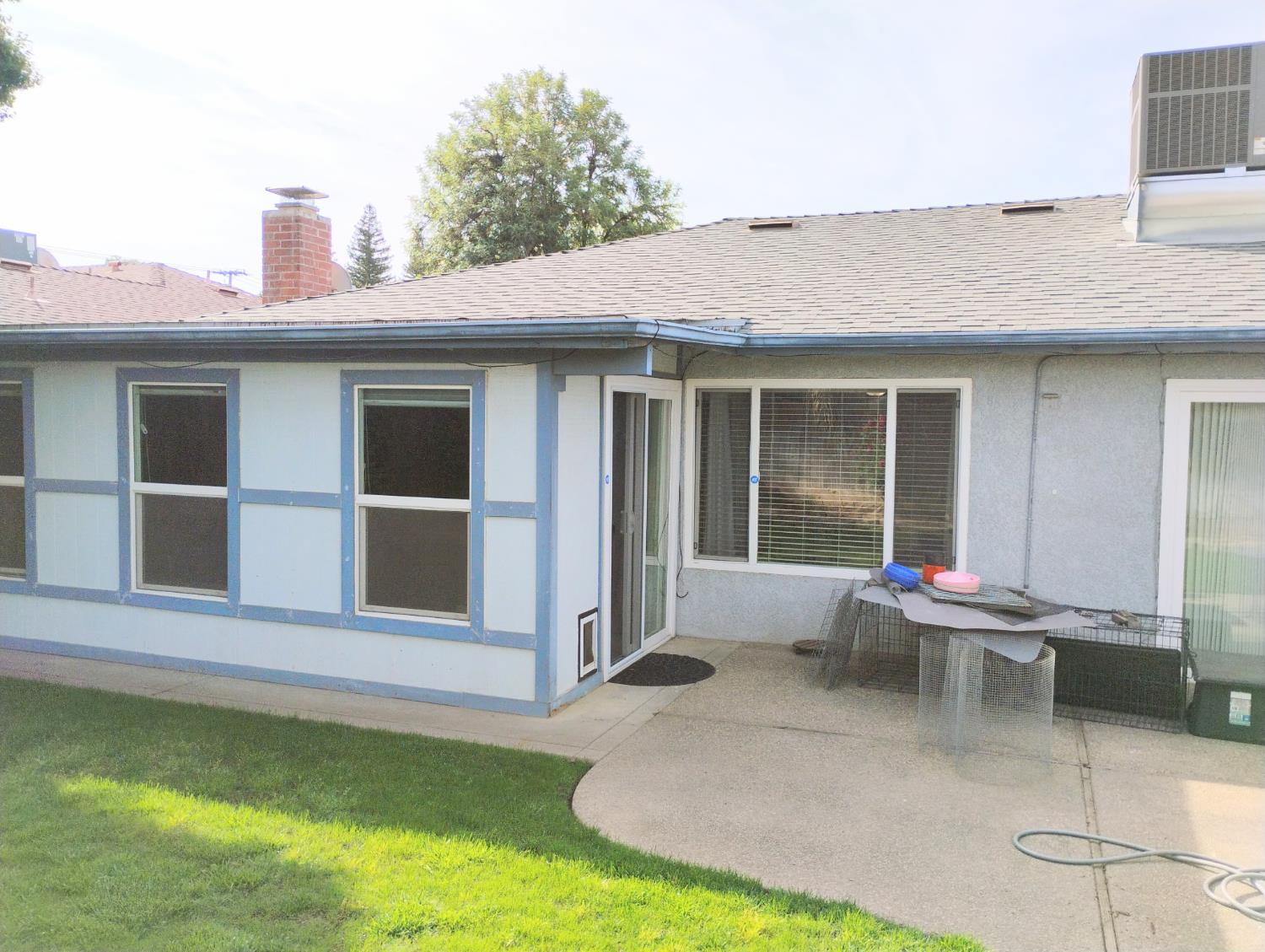 976 E Minarets Ave, Fresno, CA 93720