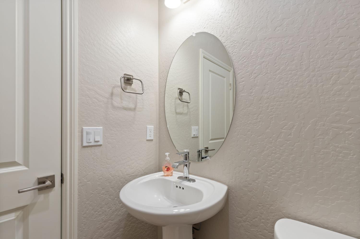 1109 Royalty Way W, Madera, CA 93636