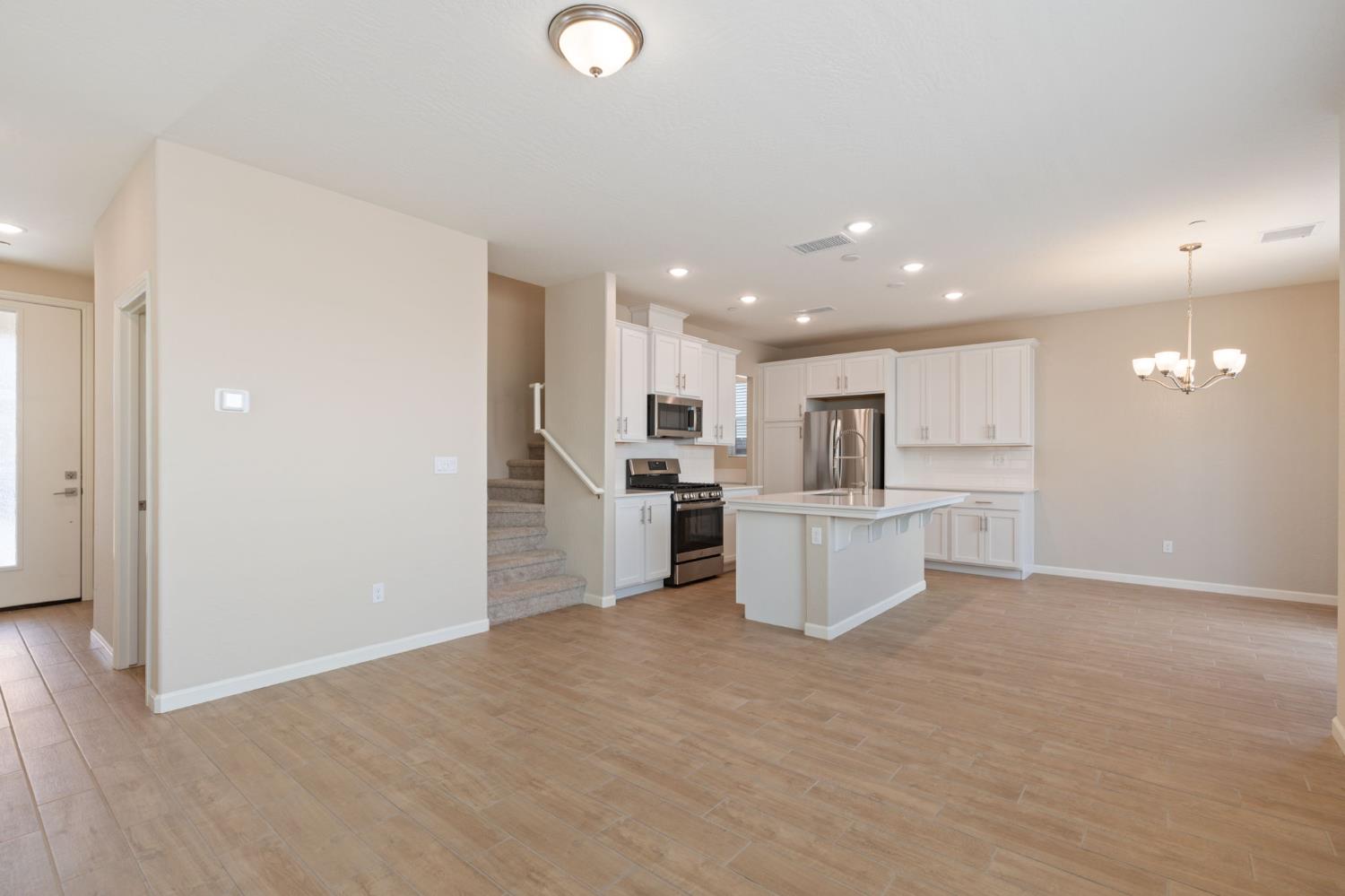 1109 Royalty Way W, Madera, CA 93636