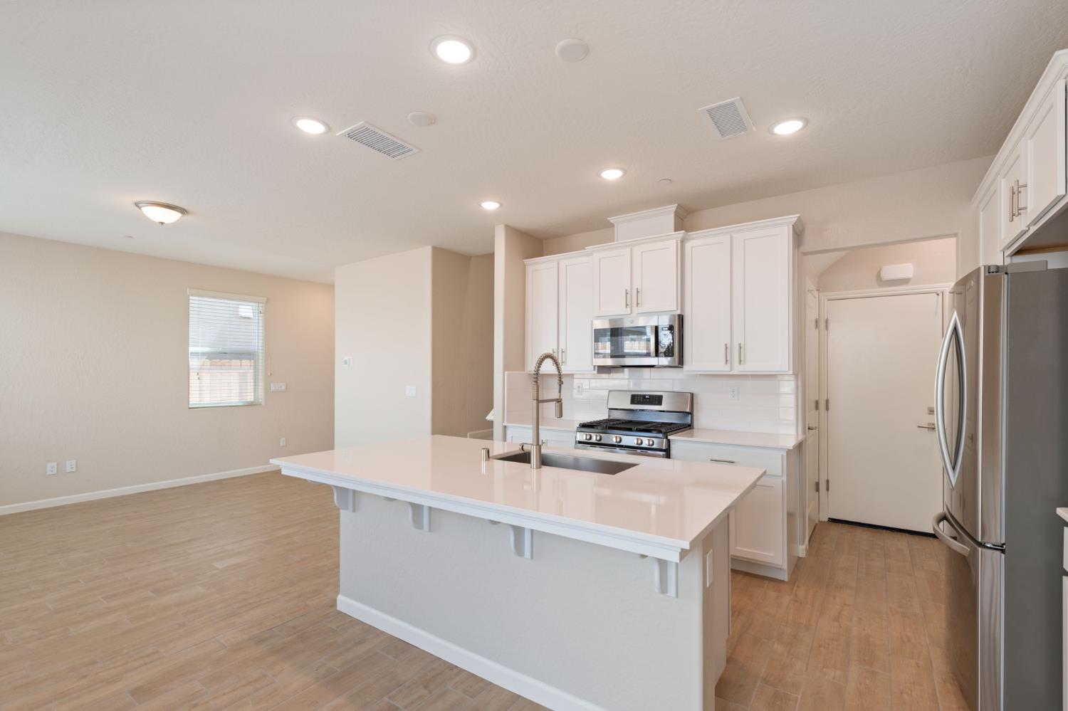 1109 Royalty Way W, Madera, CA 93636