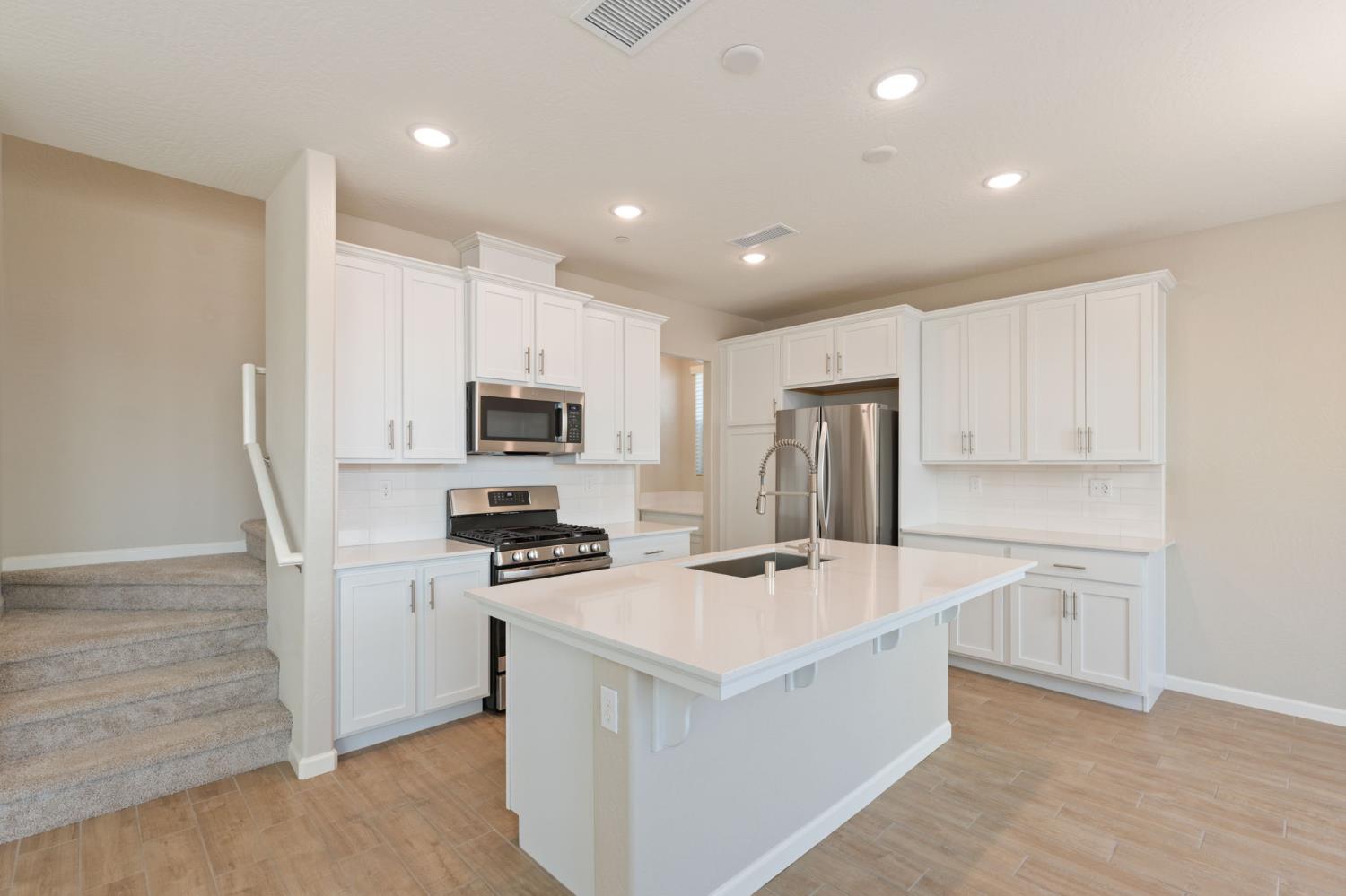 1109 Royalty Way W, Madera, CA 93636