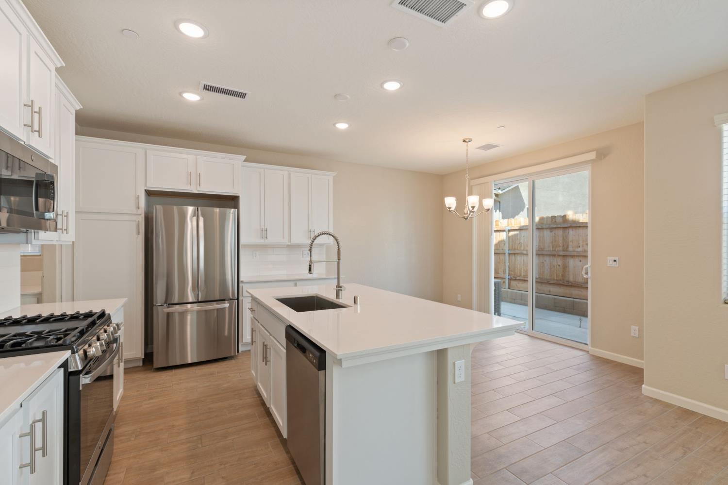 1109 Royalty Way W, Madera, CA 93636