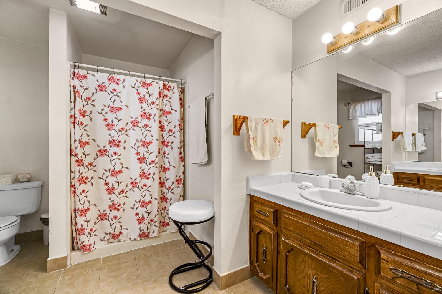 1488 Whittier Ave, Clovis, CA 93611