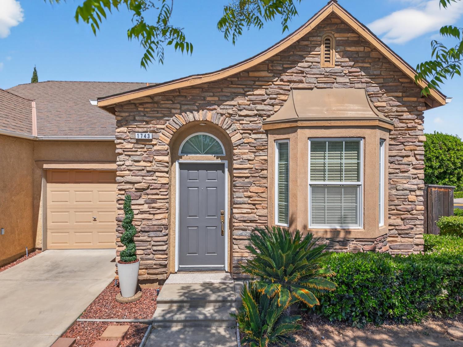 1743 Glen Oban Ln, Clovis, CA 93619