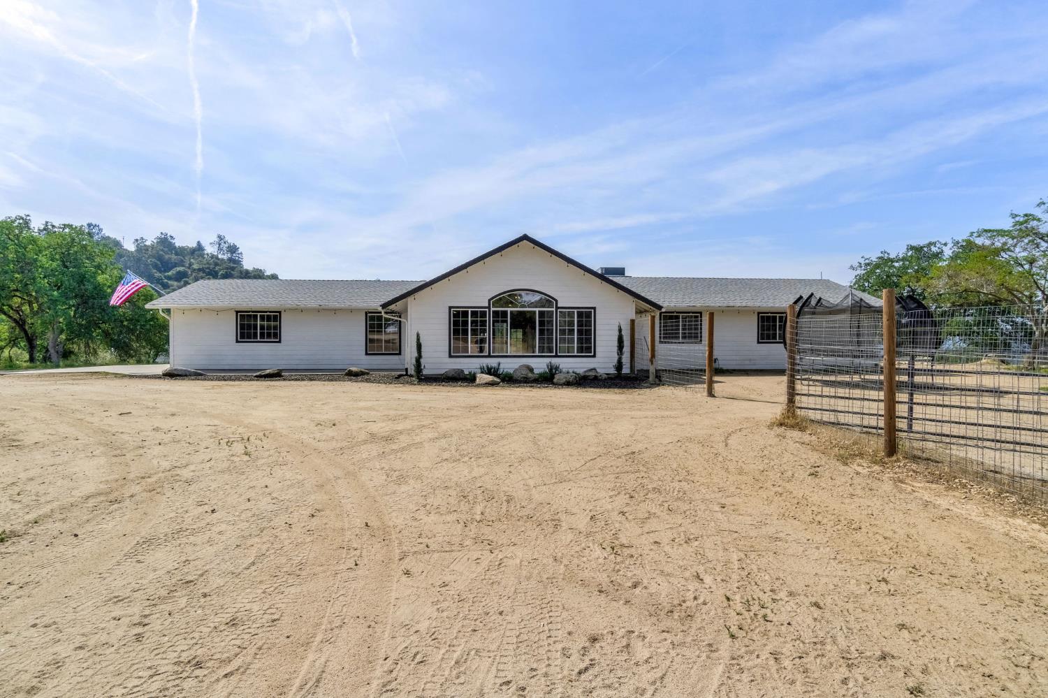 30833 Pennyroyal Ln, Prather, CA 93651