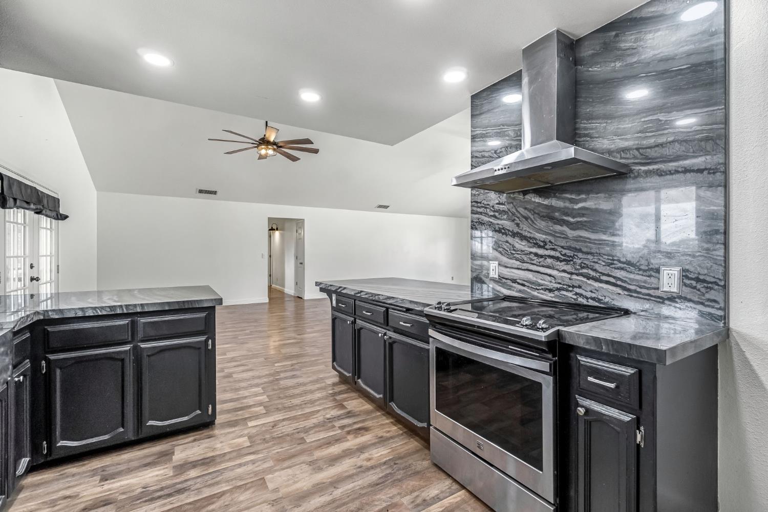 30833 Pennyroyal Ln, Prather, CA 93651