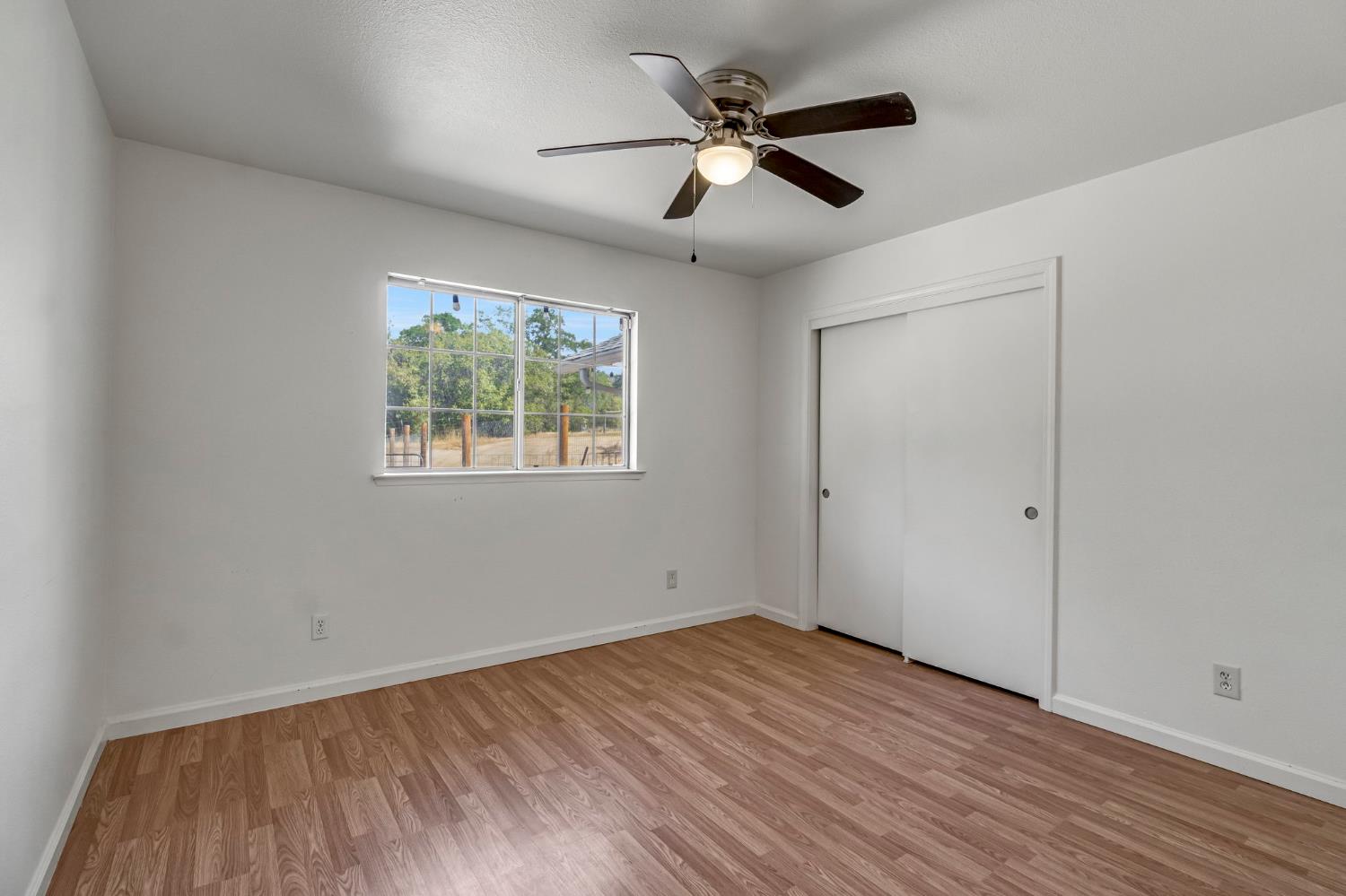 30833 Pennyroyal Ln, Prather, CA 93651