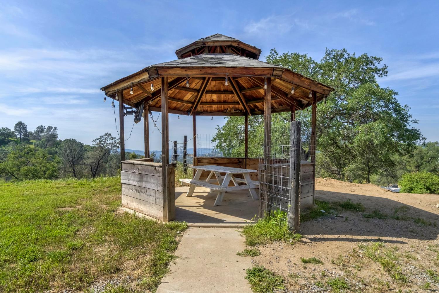 30833 Pennyroyal Ln, Prather, CA 93651