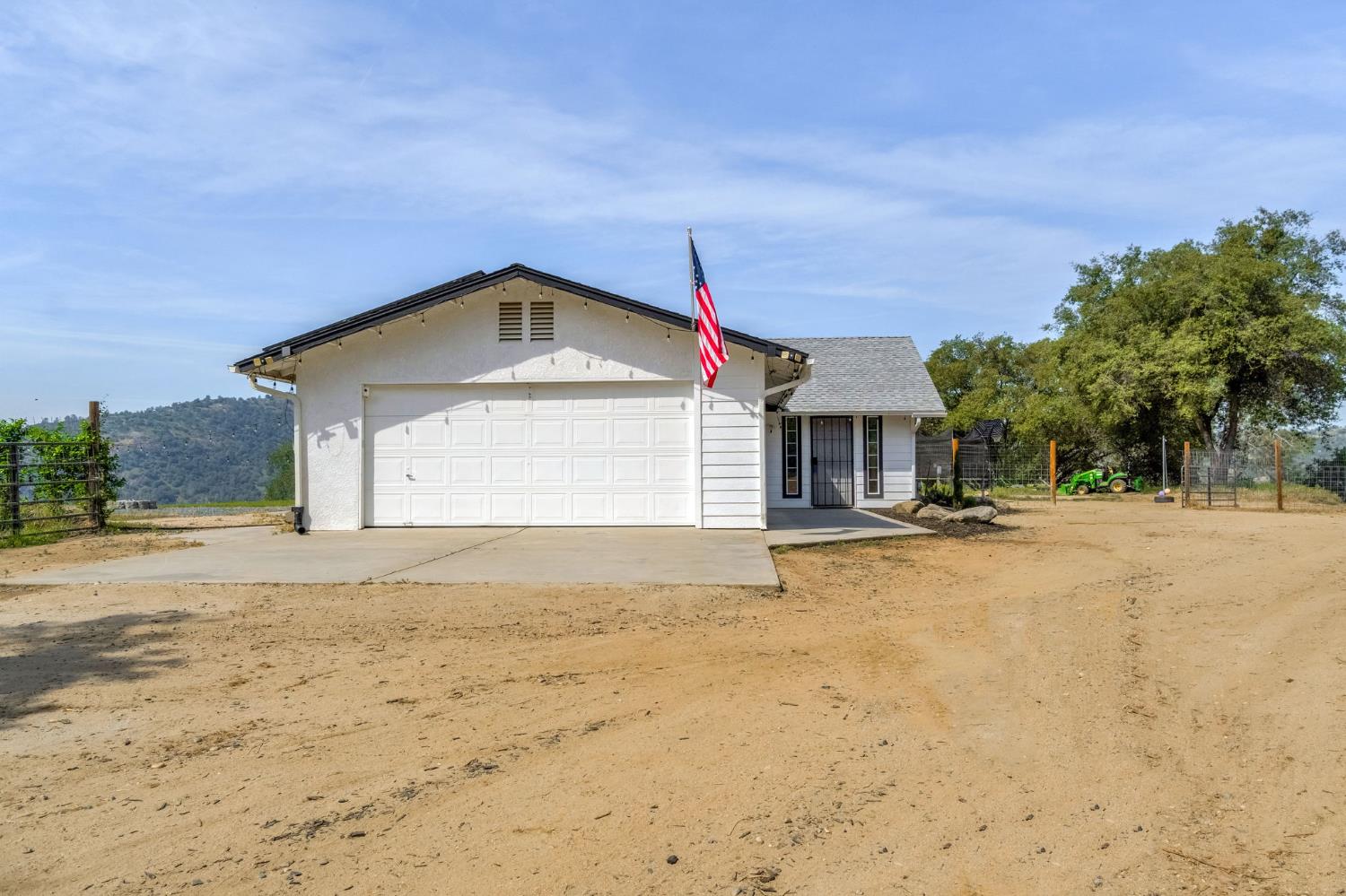 30833 Pennyroyal Ln, Prather, CA 93651