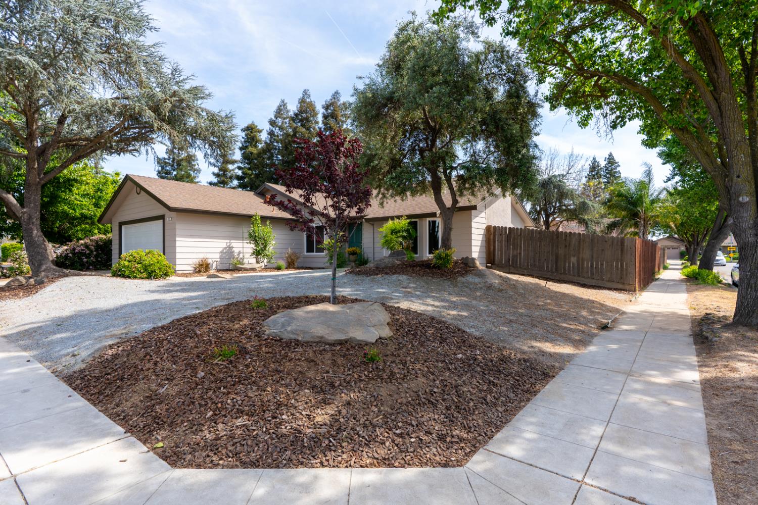 825 E Decatur Ave, Fresno, CA 93720