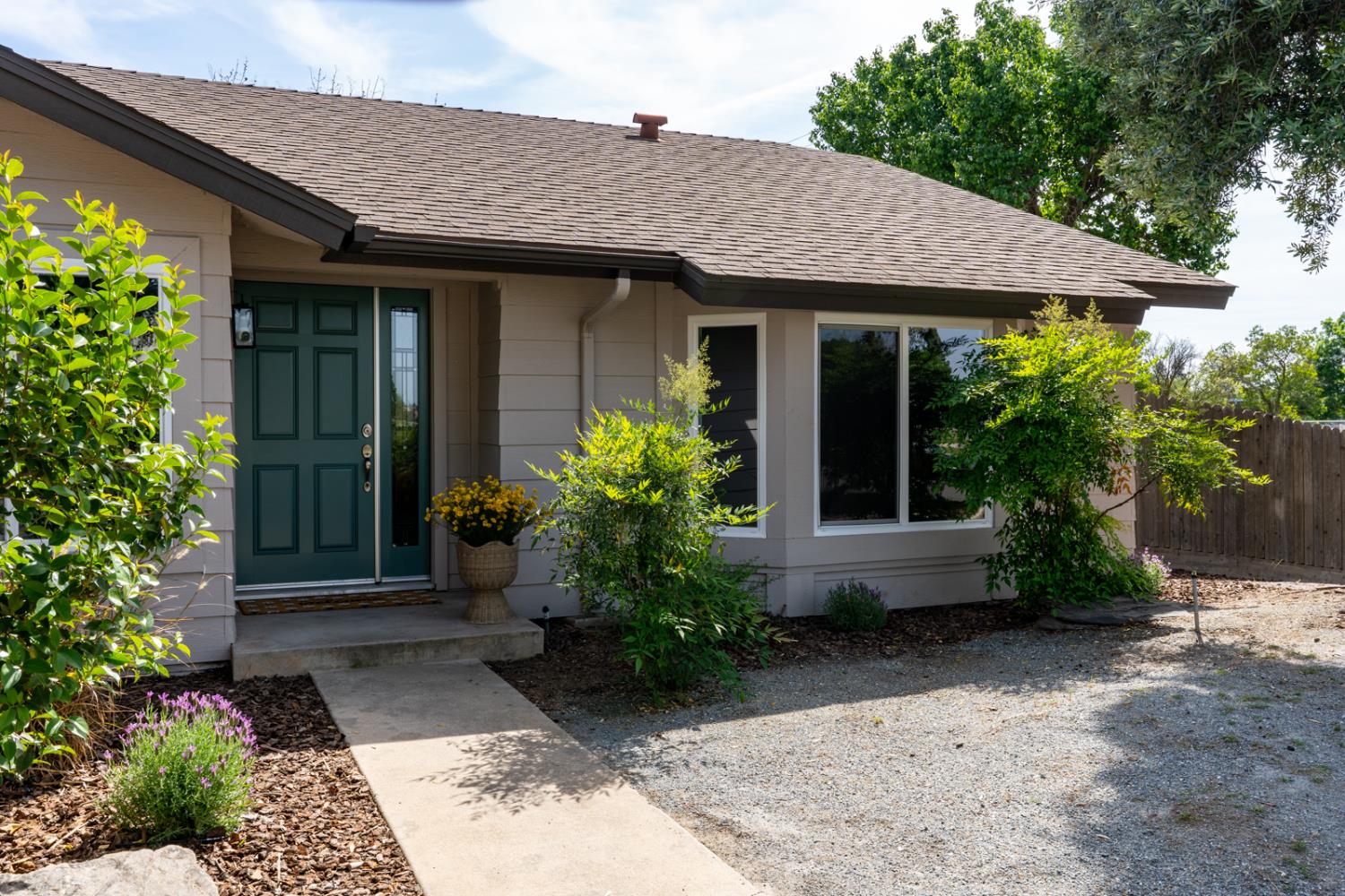 825 E Decatur Ave, Fresno, CA 93720