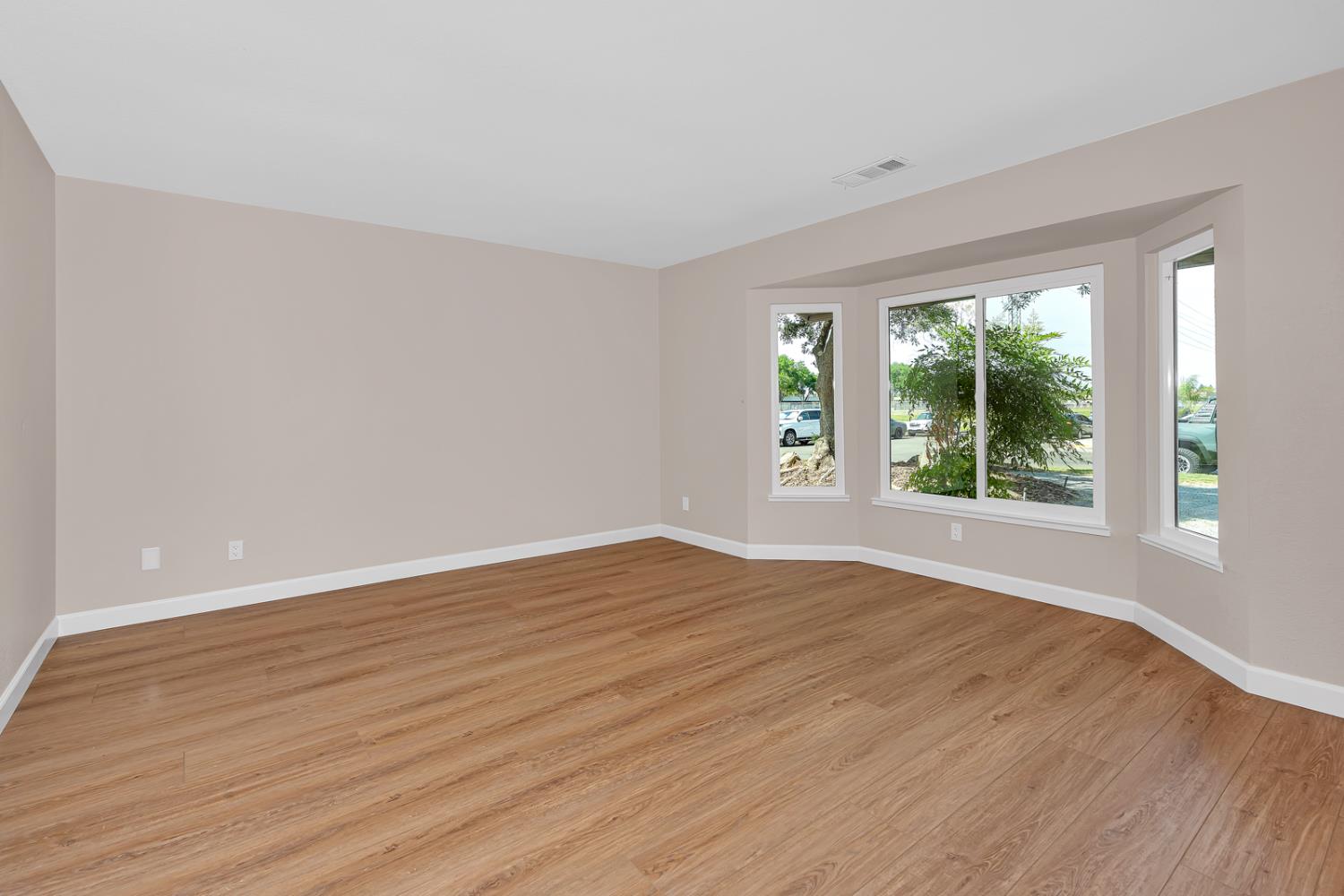 825 E Decatur Ave, Fresno, CA 93720