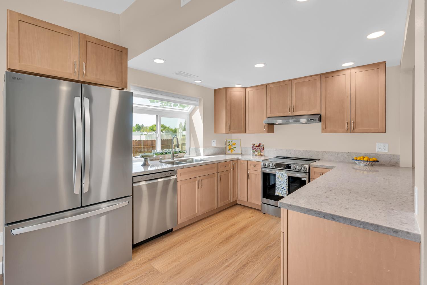 825 E Decatur Ave, Fresno, CA 93720