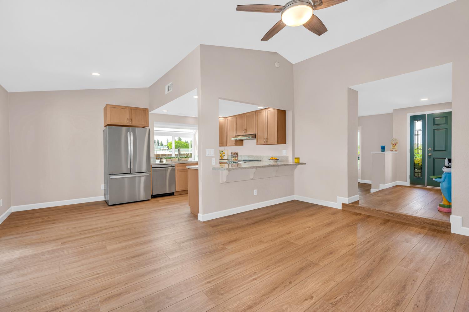 825 E Decatur Ave, Fresno, CA 93720