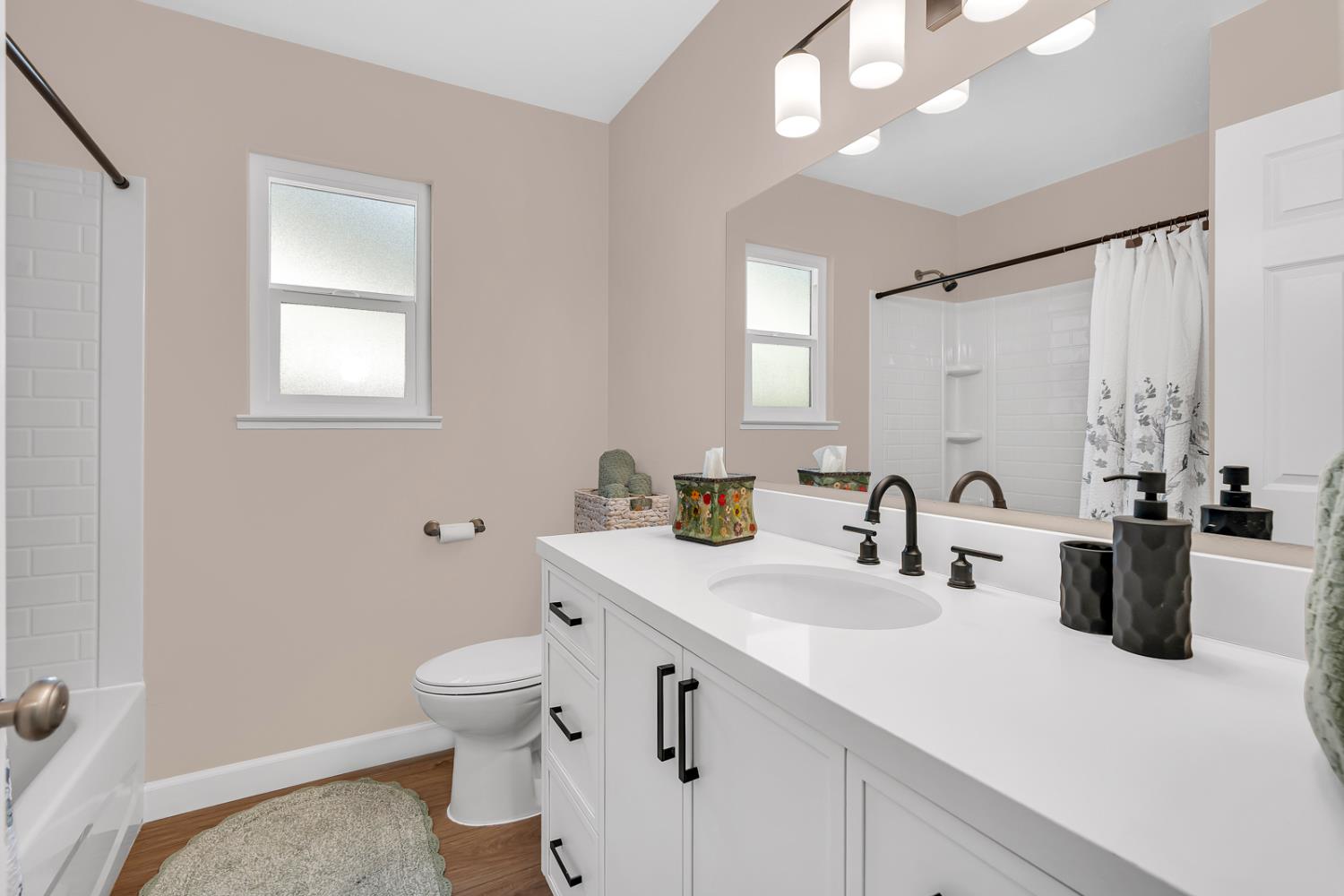 825 E Decatur Ave, Fresno, CA 93720