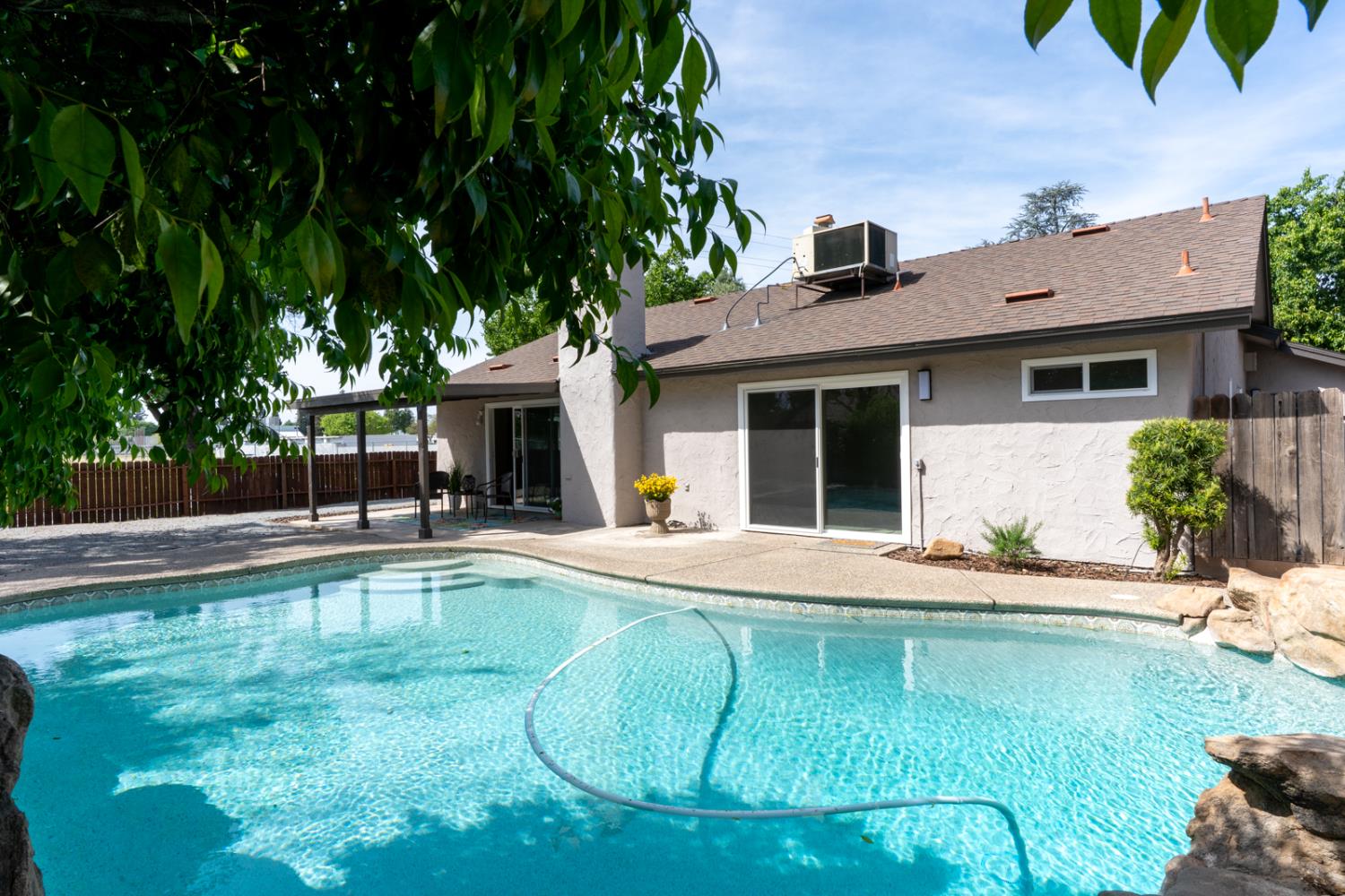 825 E Decatur Ave, Fresno, CA 93720