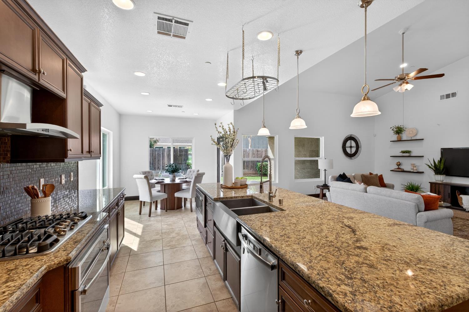 7233 W San Carlos Ave, Fresno, CA 93723