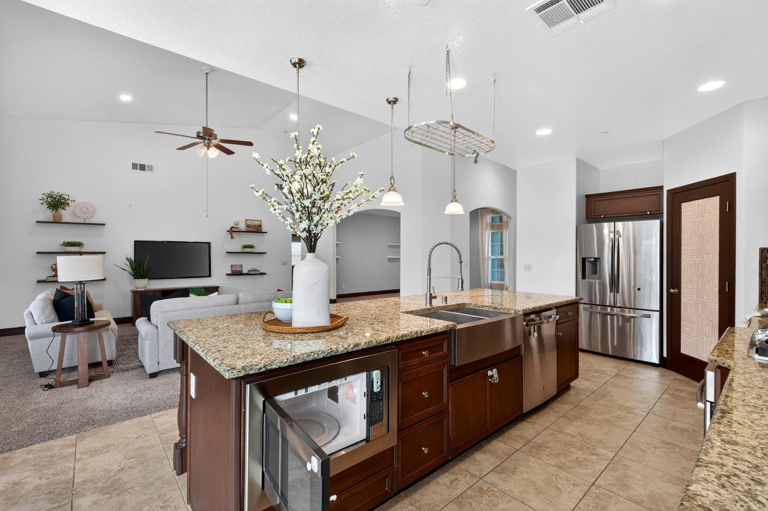 7233 W San Carlos Ave, Fresno, CA 93723