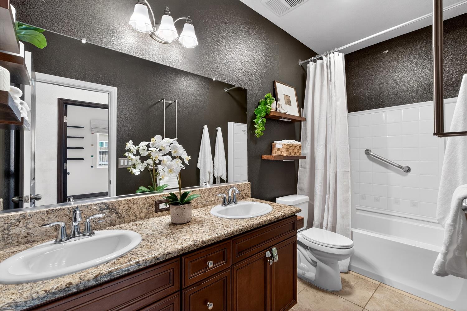 7233 W San Carlos Ave, Fresno, CA 93723