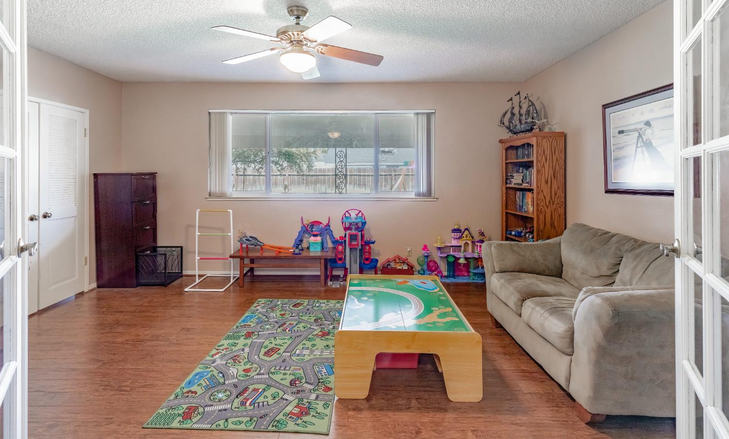 911 Stanford Ave, Clovis, CA 93611