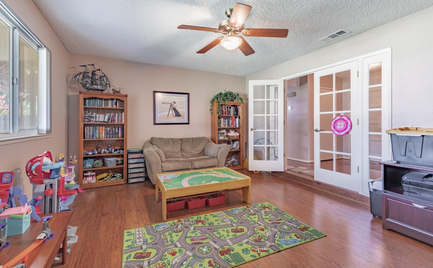 911 Stanford Ave, Clovis, CA 93611