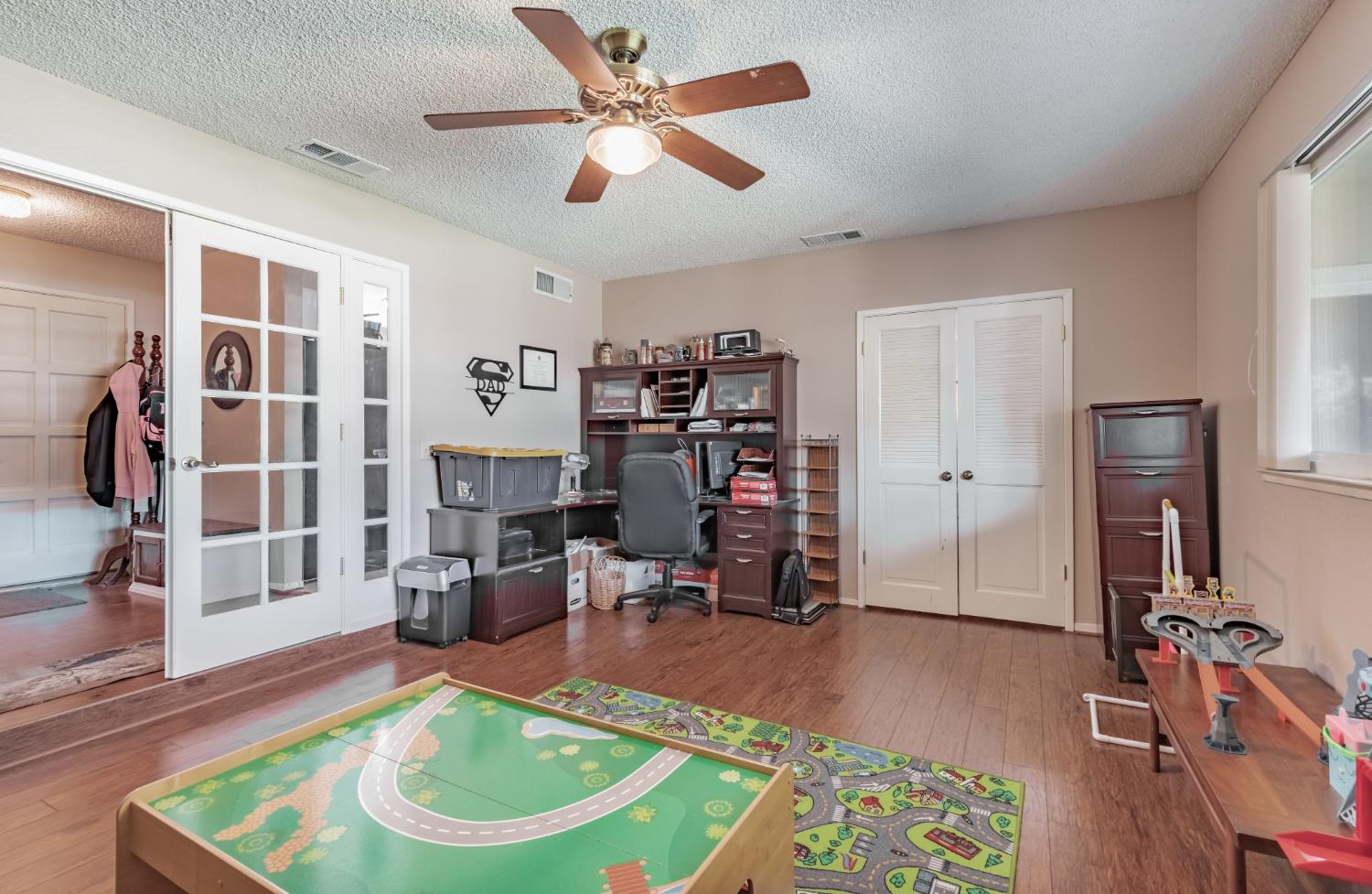 911 Stanford Ave, Clovis, CA 93611