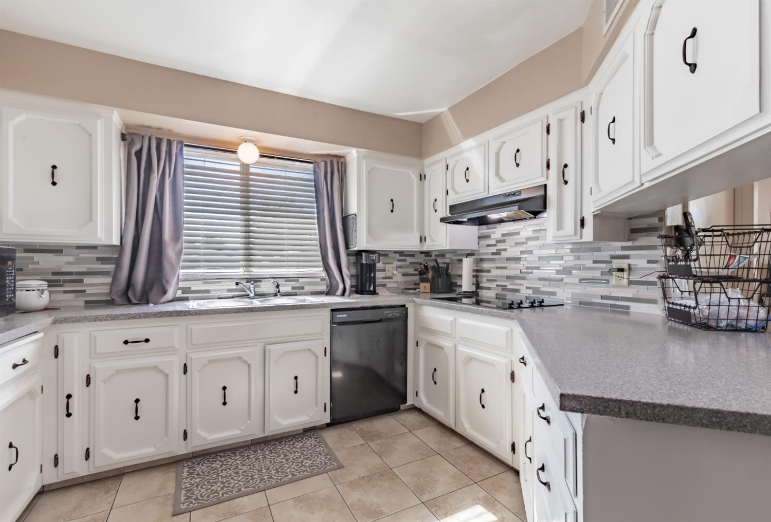 911 Stanford Ave, Clovis, CA 93611