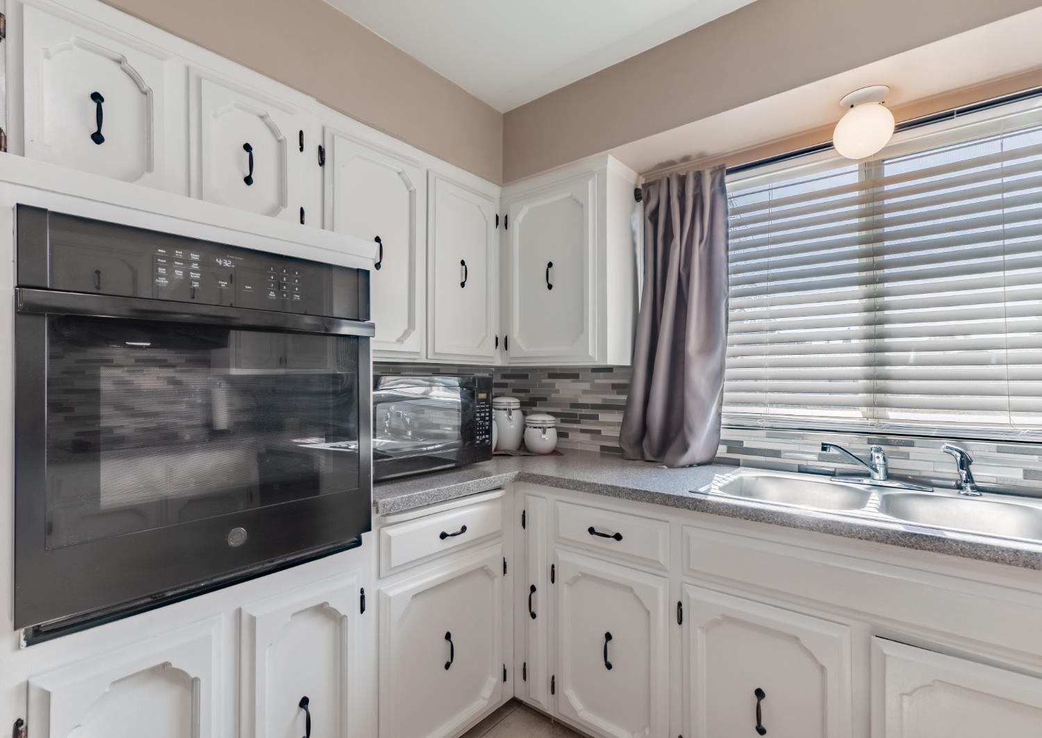 911 Stanford Ave, Clovis, CA 93611